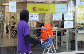 ep archivo   un joven pasa con una carretilla por una oficina de empleo de madrid