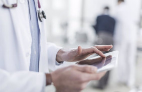 ep archivo   un medico consulta un dispositivo movil