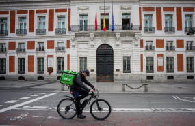 ep archivo   un rider de uber eats circula por la puerta del sol en madrid espana a 19 de abril de