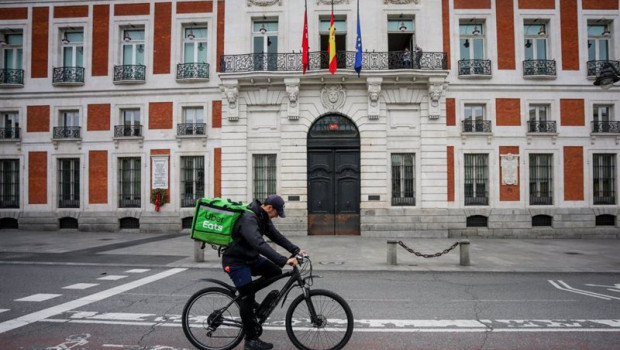 ep archivo un rider de uber eats circula por la puerta del sol en madrid espana a 19 de abril de ep archivo un rider de uber eats circula por la puerta del sol en madrid espana a 19 de abril de