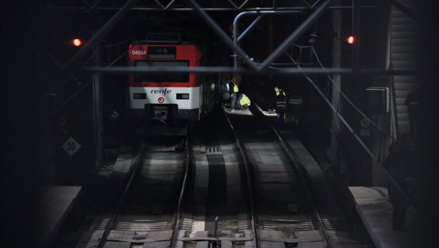 ep archivo   un tren descarrilado en la estacion de puerta de atocha almudena grandes
