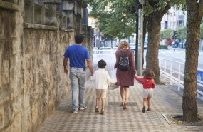 ep archivo   una familia paseando por la calle