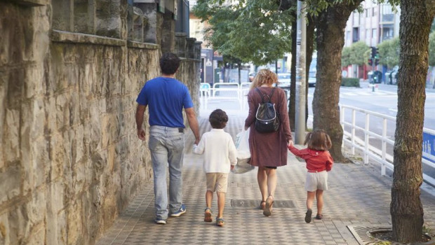 ep archivo   una familia paseando por la calle