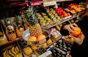 ep archivo   una persona pesa dos piezas de naranjas y una pina en la fruteria vitaminas en madrid