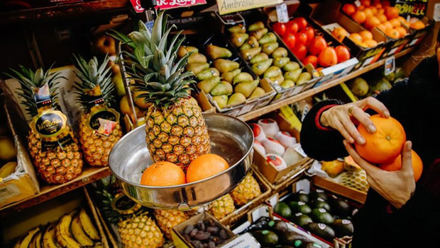 ep archivo   una persona pesa dos piezas de naranjas y una pina en la fruteria vitaminas en madrid