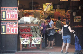 ep archivo varias personas compran en una fruteria ep archivo varias personas compran en una fruteria