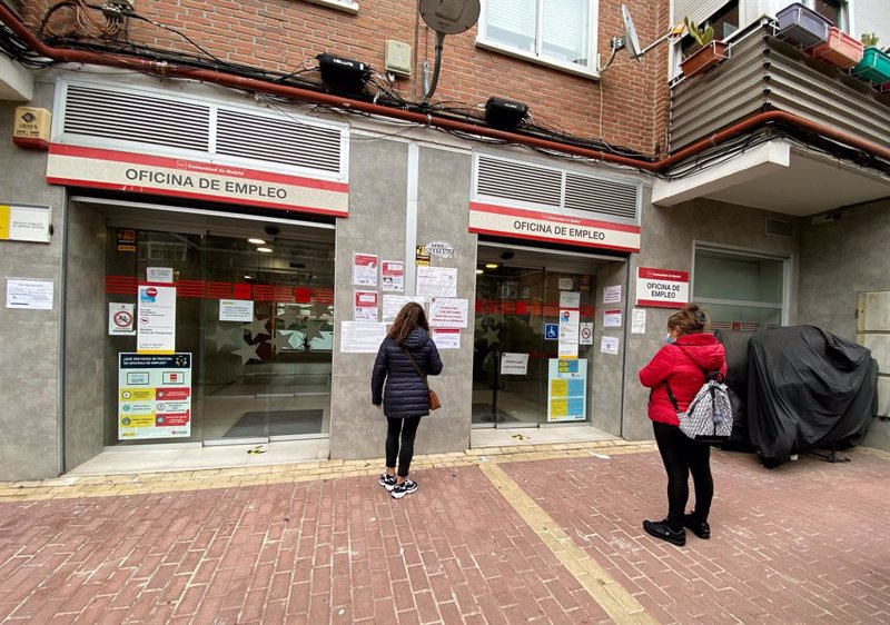 El paro sube en 26.769 personas en octubre por los servicios, pero sigue en mínimos de 2007