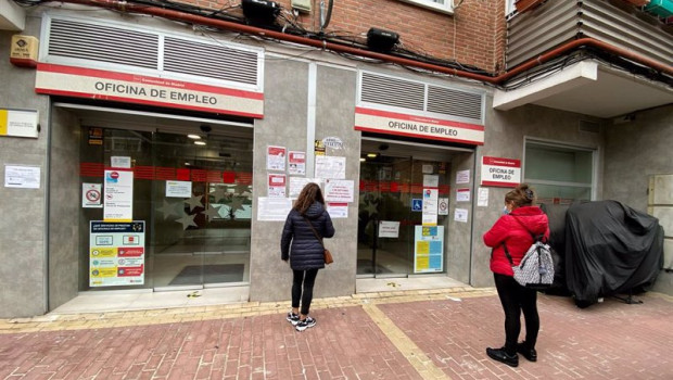 ep archivo   varias personas esperan para entrar en una oficina de empleo