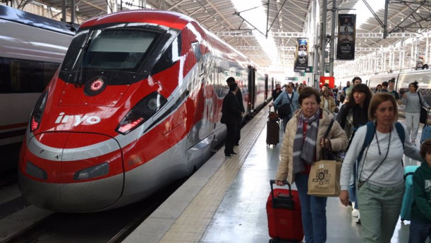 ep archivo viajeros llegan del tren de alta velocidad iryo a la estacion maria zambrano ep archivo viajeros llegan del tren de alta velocidad iryo a la estacion maria zambrano