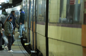 ep archivo   viajeros subiendo a un tren en barcelona