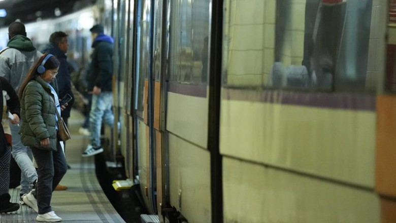 ep archivo viajeros subiendo a un tren en barcelona ep archivo viajeros subiendo a un tren en barcelona