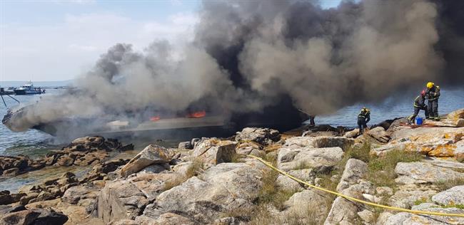 Arde un barco con 50 personas a bordo tras chocar contra una batea en Pontevedra | 112 GALICIA ep ardebarco50 personasbordochocaruna bateapontevedra