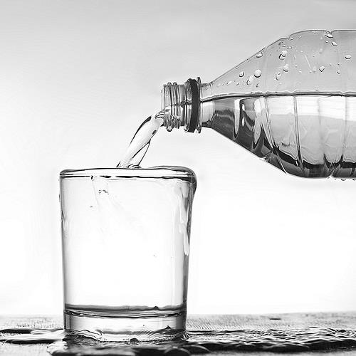 ep botellaagua vertiendoun vaso