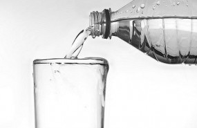 ep botellaagua vertiendoun vaso