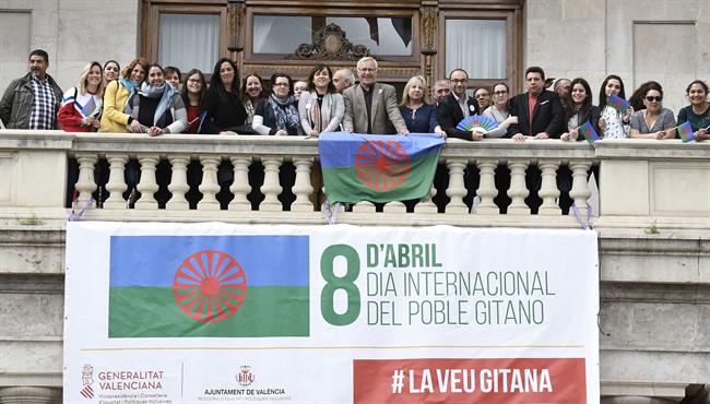 Campaña del Día del Pueblo Gitano en el balcón consistorial | AYTO - Archivo ep campanadiapueblo gitanobalcon consistorial