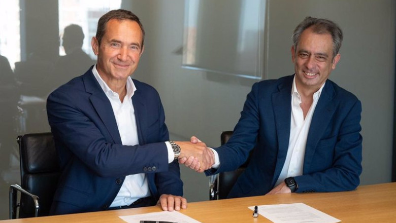Carlos Vecino, director de Comercialización de Naturgy y Pierre-Yves Sachet, director de Mobility de Moeve, en la firma del acuerdo | NATURGY Y MOEVE ep carlos vecino director de comercializacion de naturgy y pierre yves sachet director de mobility
