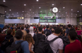 ep cientos de personas en la estacion de ave barcelona sants a 8 de agosto de 2022 en barcelona