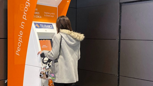 ep clienta realizando una operacion en un cajero de ing en las rozas madrid a 25 de octubre de 2019