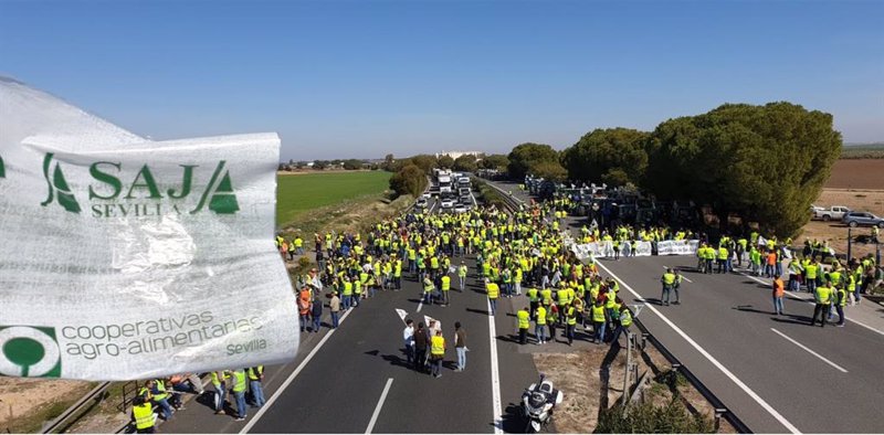 Cortes en la carretera producidos por una protesta del sector agrario andaluz | ASAJA SEVILLA ep cortes en la carretera producidos por una protesta del sector agrario andaluz