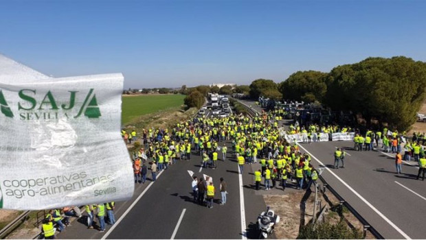 ep cortes en la carretera producidos por una protesta del sector agrario andaluz