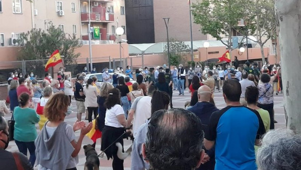 ep decenas de personas protestan contra el gobierno frente a la comandancia de la guardia civil en