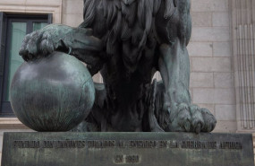 ep detalle de una estatua de un leon en la entrada del congreso de los diputados