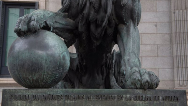 ep detalle de una estatua de un leon en la entrada del congreso de los diputados