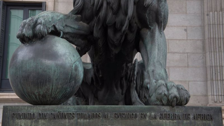Detalle de una estatua de un león en la entrada del Congreso de los Diputados | Joaquin Corchero / Europa Press - Archivo ep detalle de una estatua de un leon en la entrada del congreso de los diputados