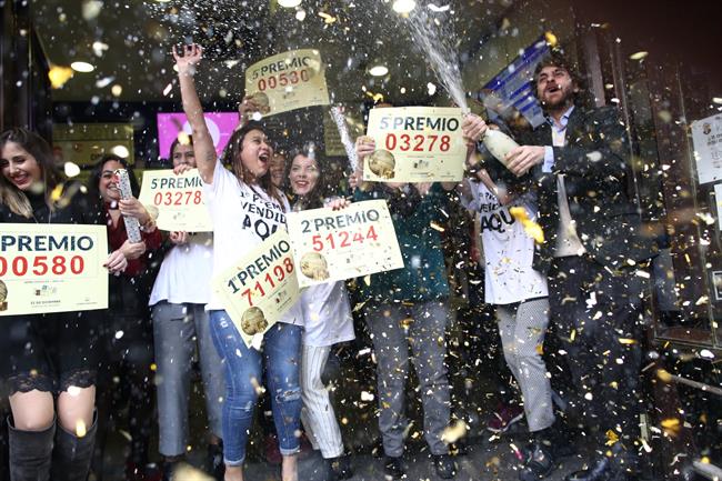 Doña Manolita en Madrid reparte el gordo, el segundo premio y quintos | EUROPA PRESS ep dona manolitamadrid repartegordo segundo premioquintos