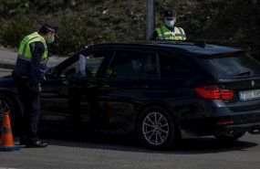 ep dos agentes de la policia municipal protegidos con mascarillas piden a un conductor el