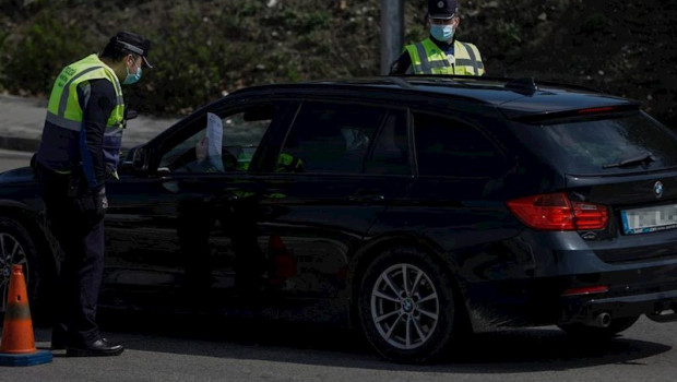 ep dos agentes de la policia municipal protegidos con mascarillas piden a un conductor el