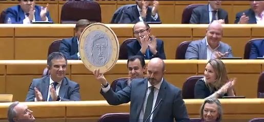 ep el expresidente de la comunidad de madrid pedro rollan levanta un medallon con el rostro de oriol