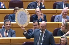 ep el expresidente de la comunidad de madrid pedro rollan levanta un medallon con el rostro de oriol