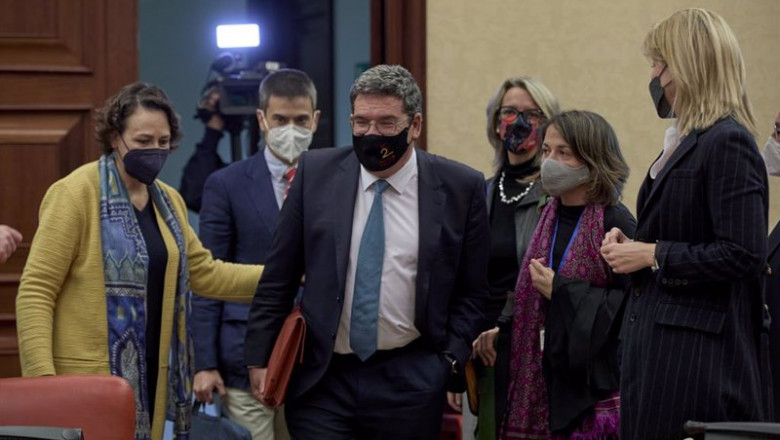 El ministro de Inclusión, Seguridad Social y Migraciones, José Luis Escrivá (centro), junto a la presidenta de la Comisión del Pacto de Toledo (i), Magdalena Valerio, se dirige a comparecer en una sesión de esta comisión en el Congreso | EUROPA PRESS/J. Hellín. POOL - Europa Press ep el ministro de inclusion seguridad social y migraciones jose luis escriva centro junto a la