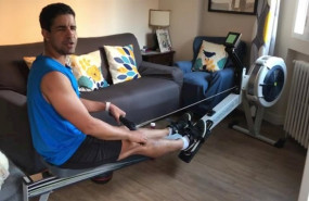 ep el nadador ciego enhamed enhamed entrenando en su casa con el materal enviado por el cpe