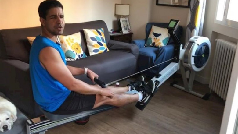 El nadador ciego Enhamed Enhamed entrenando en su casa con el materal enviado por el CPE | TWITTER ENHAMED ep el nadador ciego enhamed enhamed entrenando en su casa con el materal enviado por el cpe