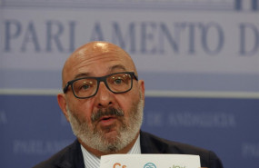 ep el portavoz parlamentario de vox en andalucia alejandro hernandez en rueda de prensa mostrando el