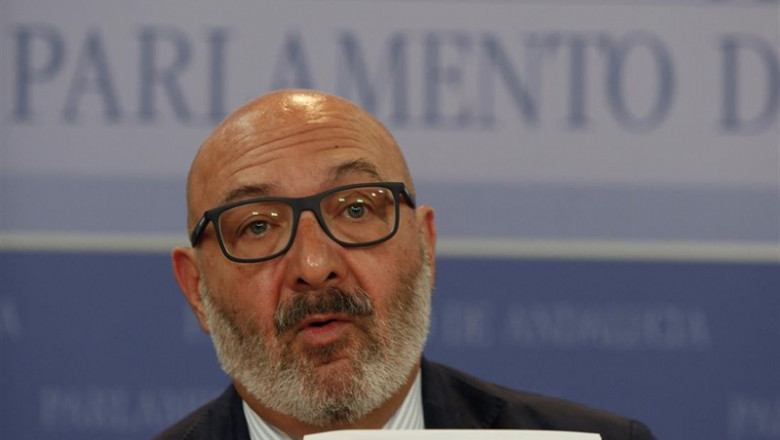 El portavoz parlamentario de Vox en Andalucía, Alejandro Hernández, en rueda de prensa mostrando el acuerdo presupuestario firmado con el Gobierno andaluz de PP-A y Cs | MARÍA JOSÉ LÓPEZ - EUROPA PRESS ep el portavoz parlamentario de vox en andalucia alejandro hernandez en rueda de prensa mostrando el