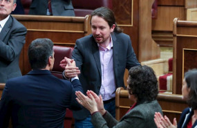 ep el secretario general de podemos pablo iglesias estrecha la mano del presidente del gobierno en