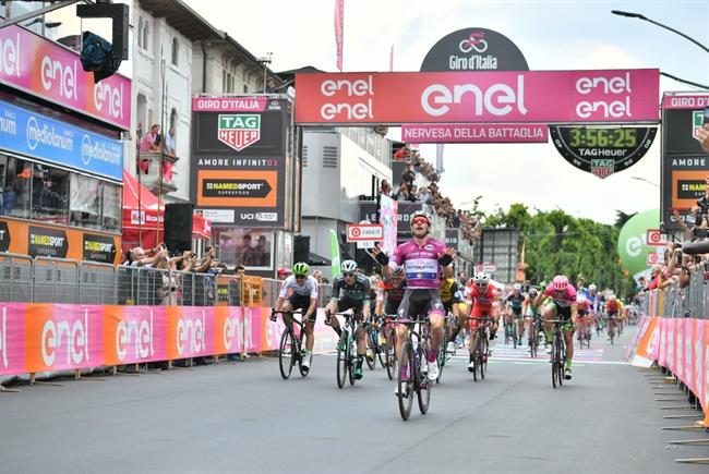 Elia Viviani celebra su triunfo | PRENSA GIRO ITALIA ep elia viviani celebratriunfo