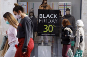 ep escaparate con un descuento por el black friday en una imagen de archivo