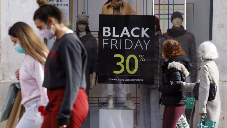 Escaparate con un descuento por el 'Black Friday', en una imagen de archivo. | EUROPA PRESS ep escaparate con un descuento por el black friday en una imagen de archivo