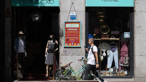 ep fachada de una tienda de ropa de segunda mano a 28 de abril de 2026 en madrid espana
