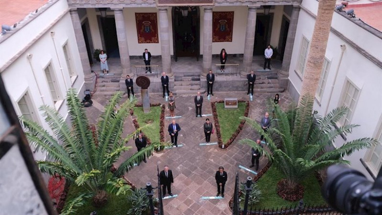 Firmantes del 'Pacto de Reconstrucción' de Canarias en el patio del Parlamento | PARLAMENTO DE CANARIAS ep firmantes del pacto de reconstruccion de canarias en el patio del parlamento