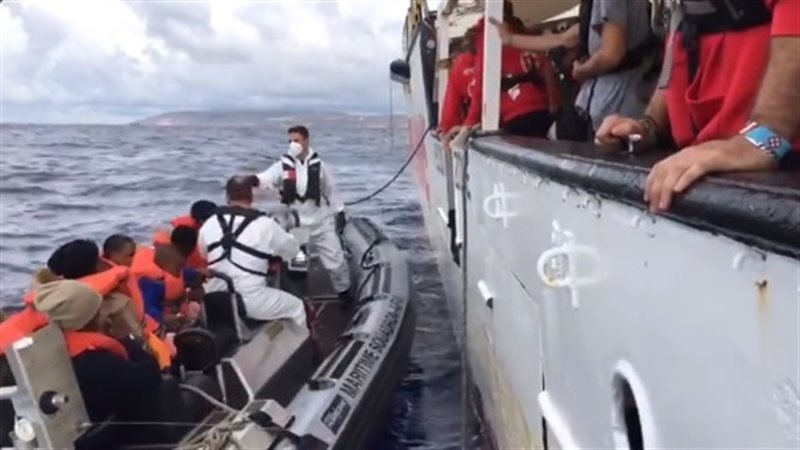ep guardacostas malteses recogen en el open arms a migrantes rescatados por la ong catalana ep guardacostas malteses recogen en el open arms a migrantes rescatados por la ong catalana