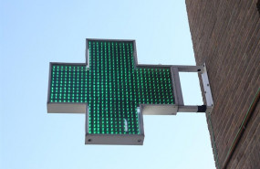 ep icono verde encendido de una farmacia en una calle de madrid