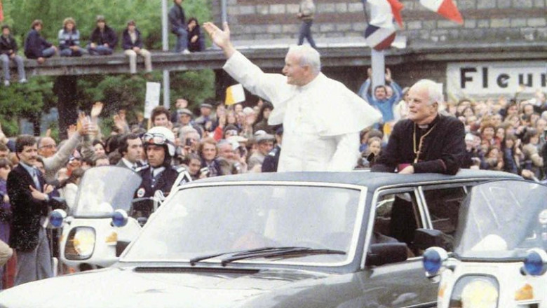 ep imagen de juan pablo ii a bordo del peugeot 604 limousine