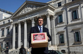 ep imagen de recurso del padre de diana quer juan carlos quer en las puertas del congreso de los