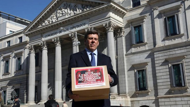 ep imagen de recurso del padre de diana quer juan carlos quer en las puertas del congreso de los