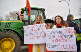 ep jovenes con pancartas durante la tercera jornada de protestas de los ganaderos y agricultores